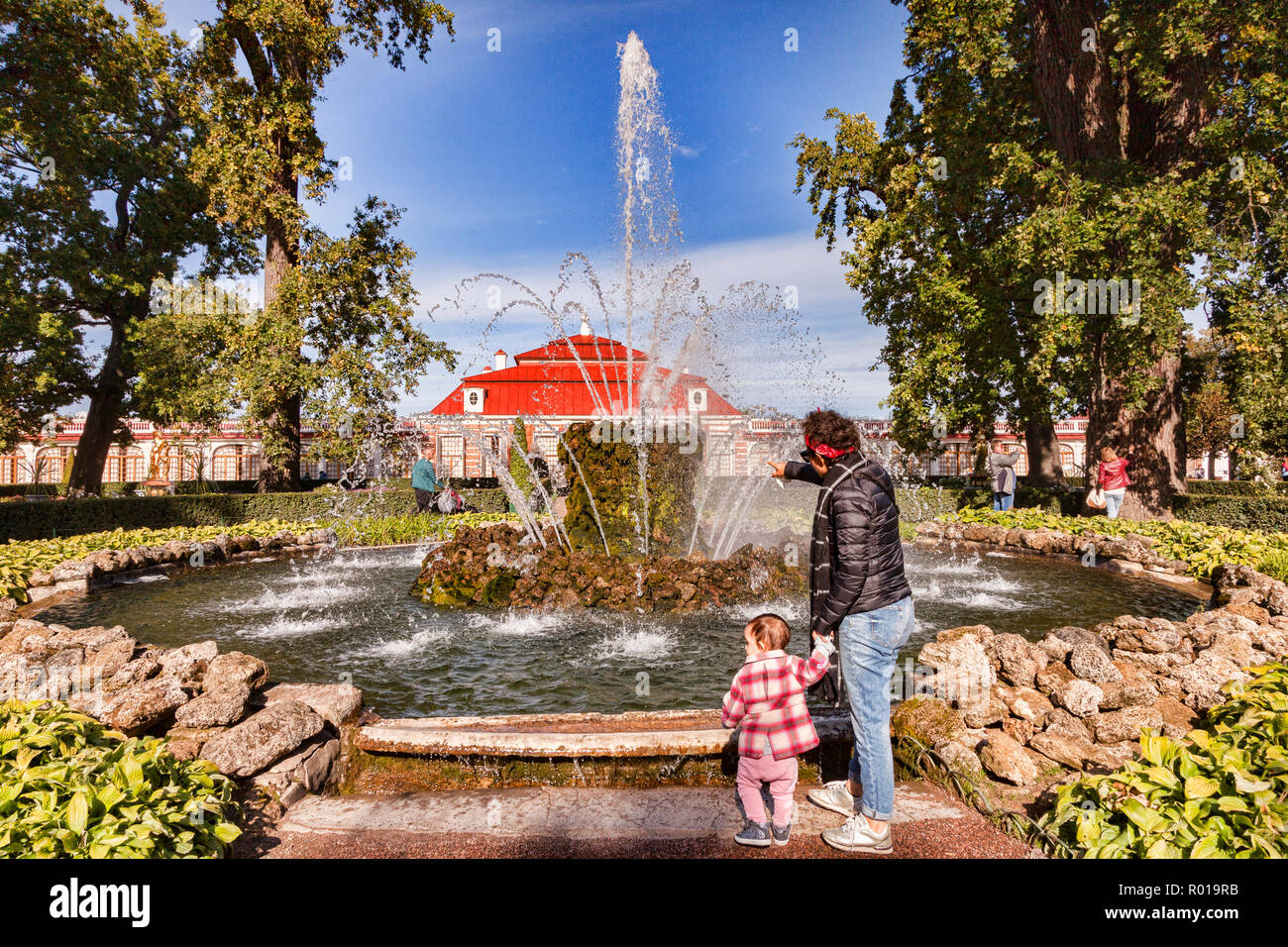 18 Settembre 2018: San Pietroburgo, Russia - Peterhof Palace Gardens, con madre sottolineando la fontana dei bimbi. Foto Stock