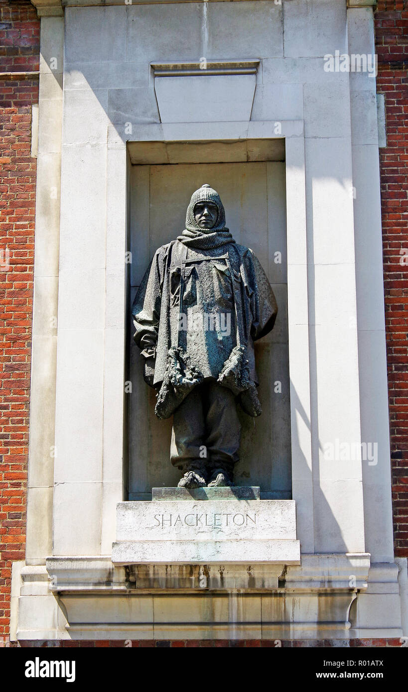 Memoriale di Ernest Shackleton, eroico antartico explorer, scultura in bronzo in una nicchia nella parete esterna della società geografica reale Foto Stock
