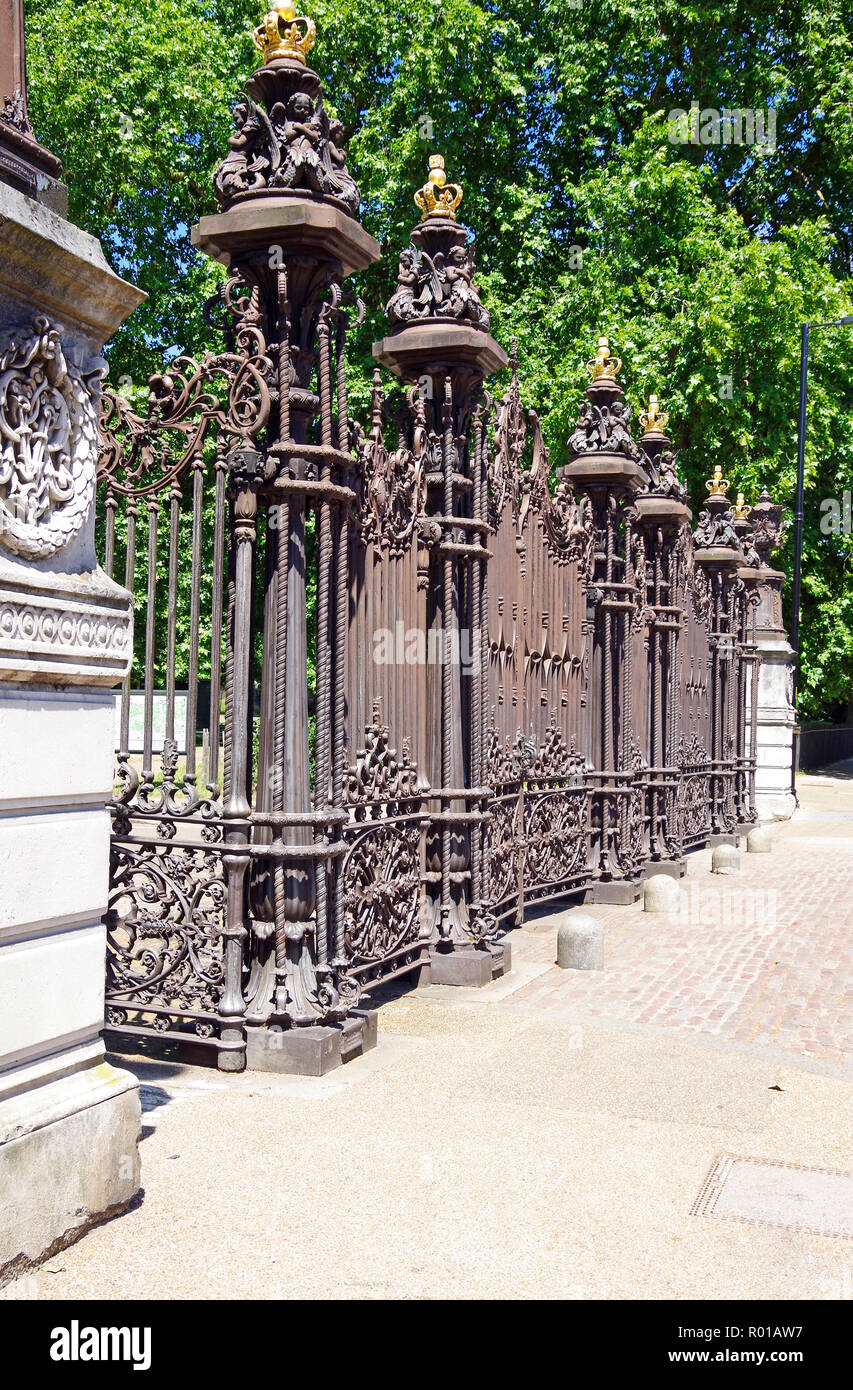 Una serie di grandi dipinti di bronzo cancelli creato per la grande Esposizione del 1851, ora, all'estremità sud del West di azionamento del carrello, i giardini di Kensington Foto Stock