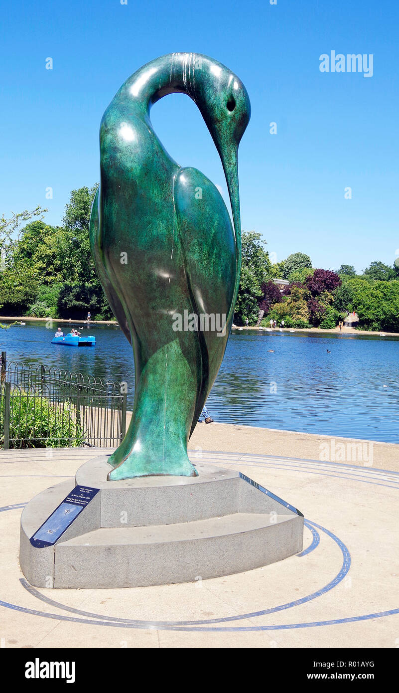 Statua di bronzo di Iside, la dea egiziana della natura, da Simone spinotto, al di lã del Lago Serpentine in Kensington Gardens, Londra Foto Stock