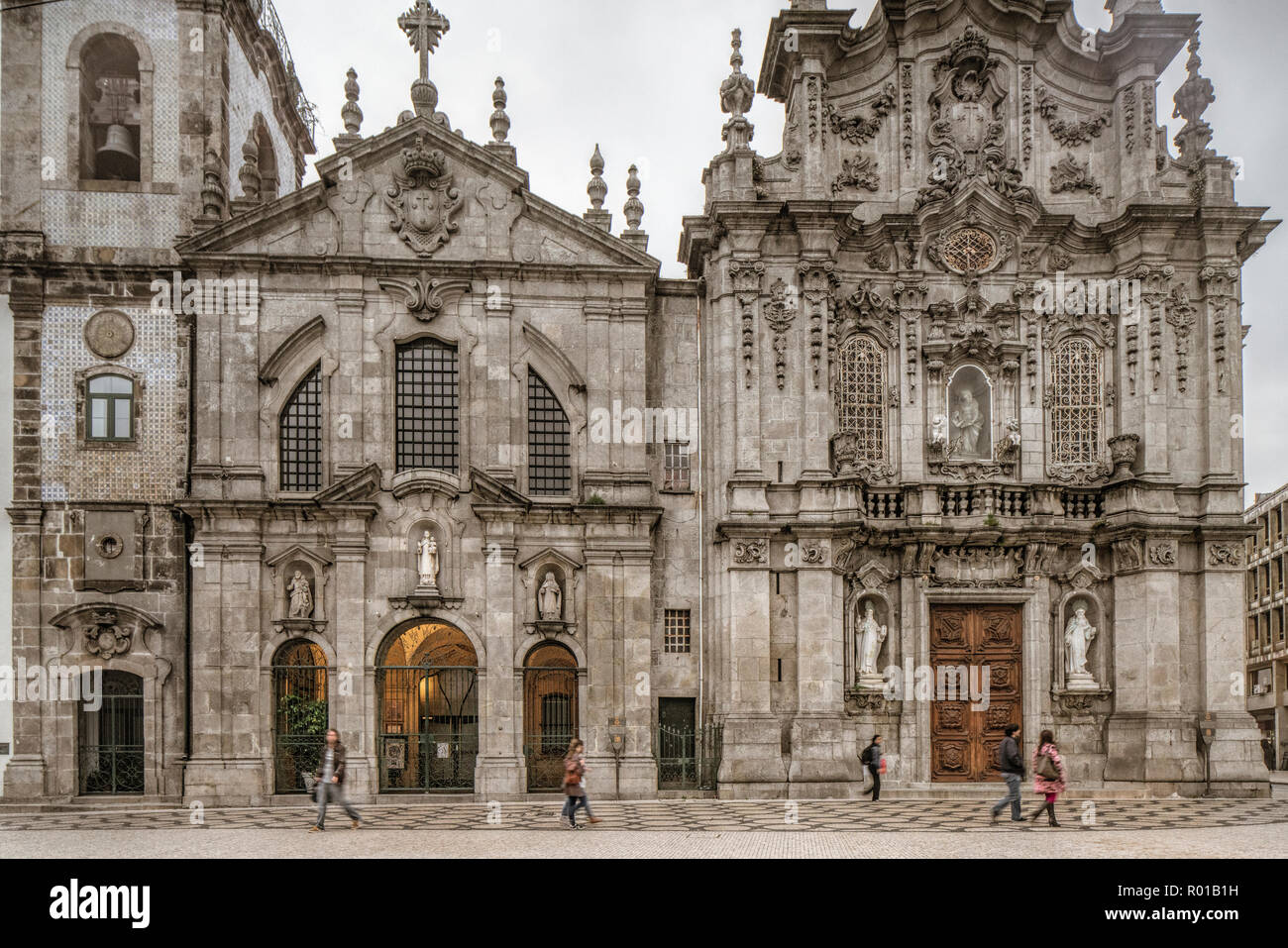 Facciate di Carmelitas chiesa (Igreja dos Carmelitas Descalços, a sinistra) e Carmo chiesa (Igreja do Carmo), Porto, Portogallo. Foto Stock