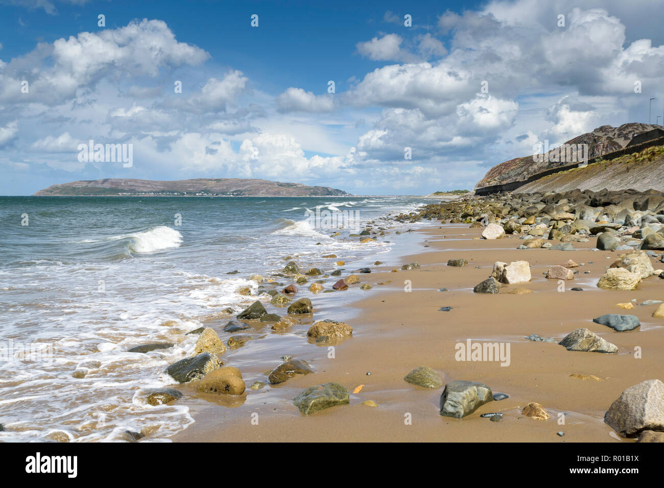 Vista dalla spiaggia Penmaenmawr guardando verso Great Orme la testa Llandudno sulla costa settentrionale del Galles REGNO UNITO Foto Stock