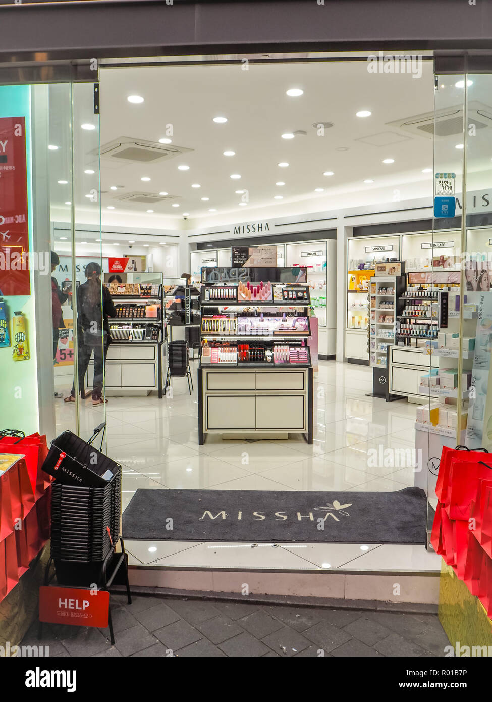 Ottobre 2018 - Seoul, Corea del Sud: un negozio da sud coreano skincare brand Missha in a Myeongdong district a Seul Foto Stock