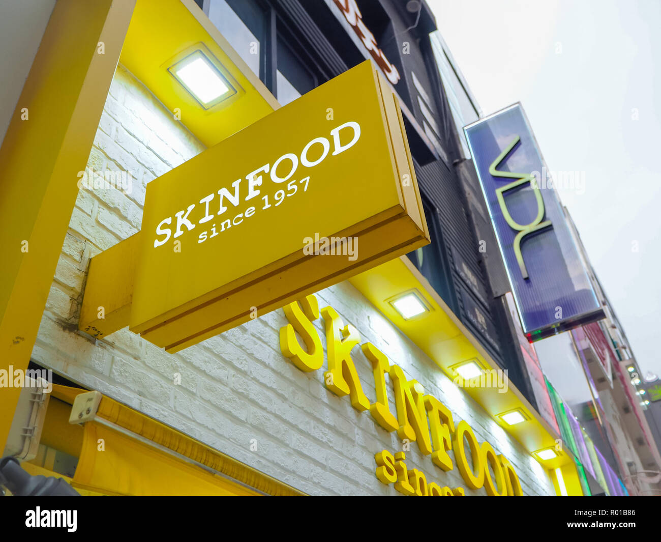 Ottobre 2018 - Seoul, Corea del Sud: logo giallo e la vetrina del sud coreano skine cura e cosmetici Skinfood marca Foto Stock