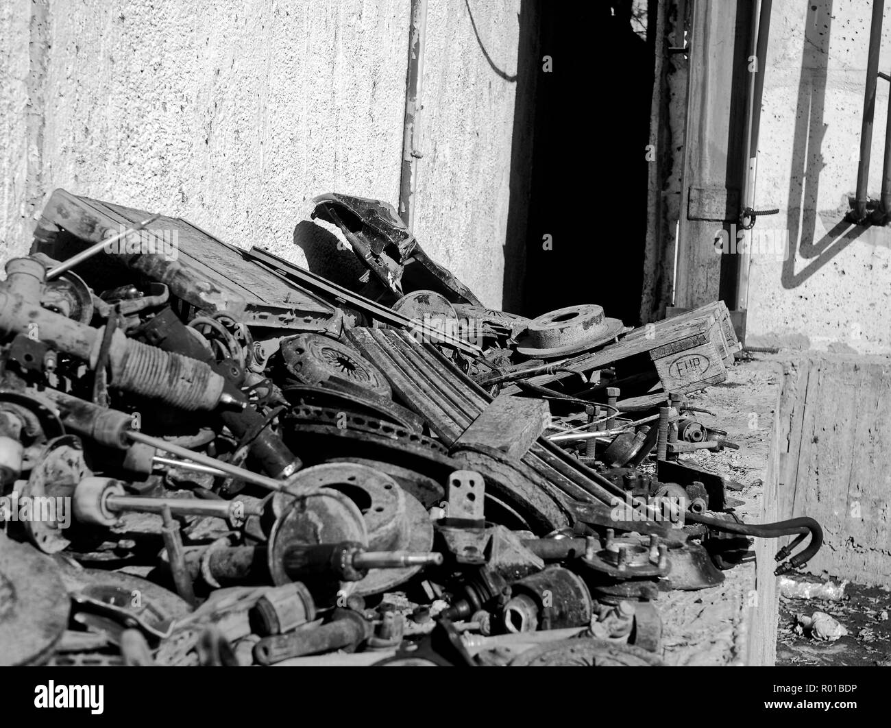 Garbage in zona industriale in primavera, Mosca Foto Stock