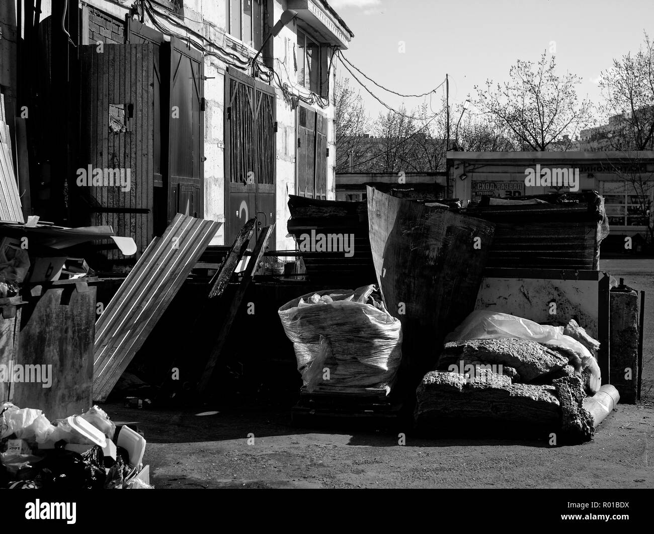 Garbage in zona industriale in primavera, Mosca Foto Stock