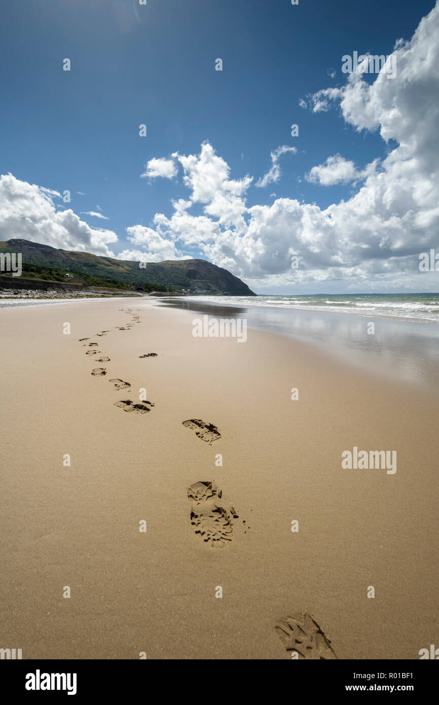 Penmaenmawr spiaggia sulla costa settentrionale del Galles REGNO UNITO Foto Stock