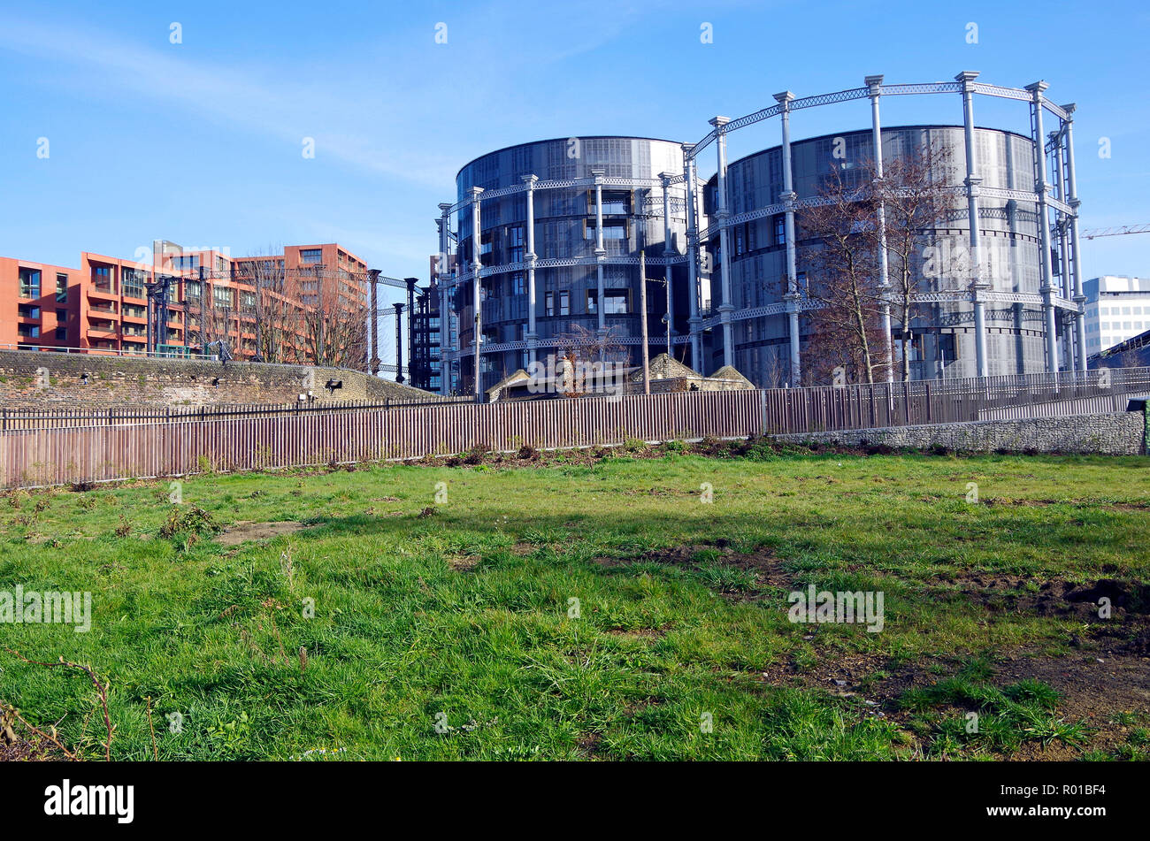 Un cluster di tre gas storico-titolari di re-eretta nel ristrutturato rail-terre vicino a King's Cross appartamenti moderni, costruita all'interno dei telai Foto Stock