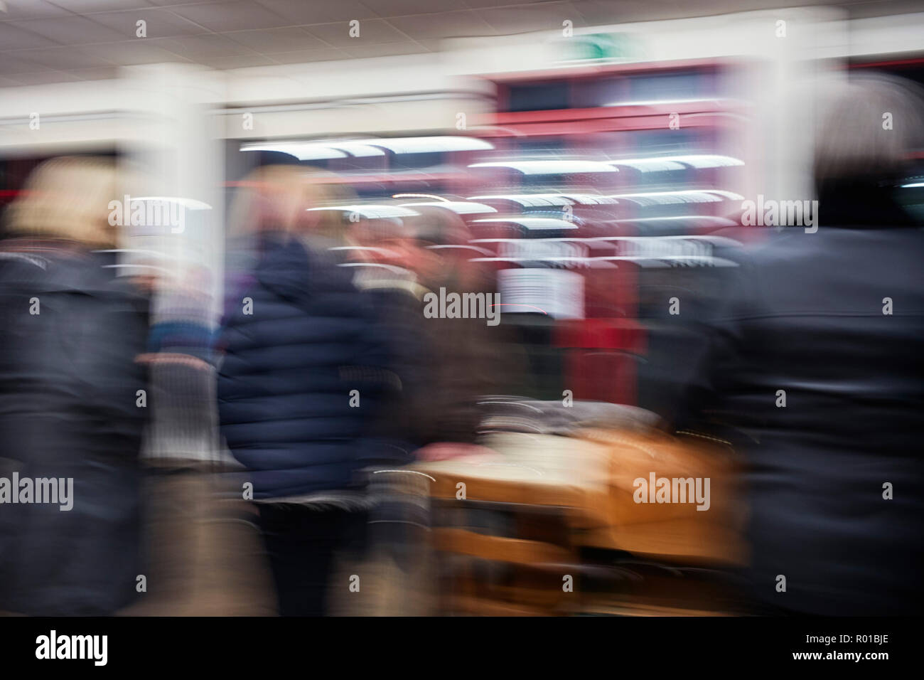 Vista sfocata in un affollato bar alla sera Foto Stock