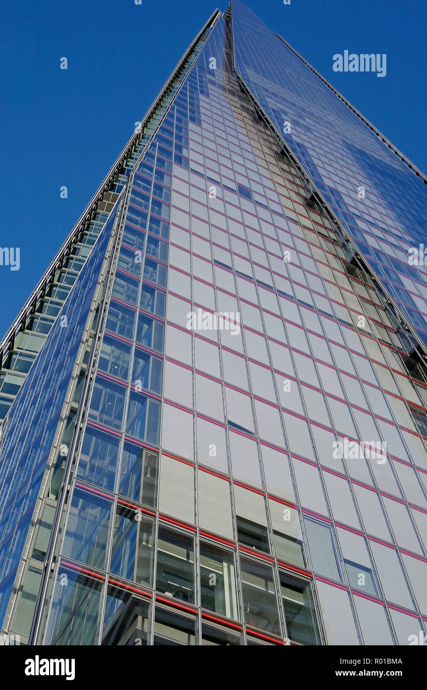 Un angolo di Shard, Gran Bretagna il più alto edificio, visto dal livello del suolo e guardando skywards, Foto Stock Un angolo di Shard, Gran Bretagna il più alto edificio, visto dal livello del suolo e guardando skywards, Foto Stock