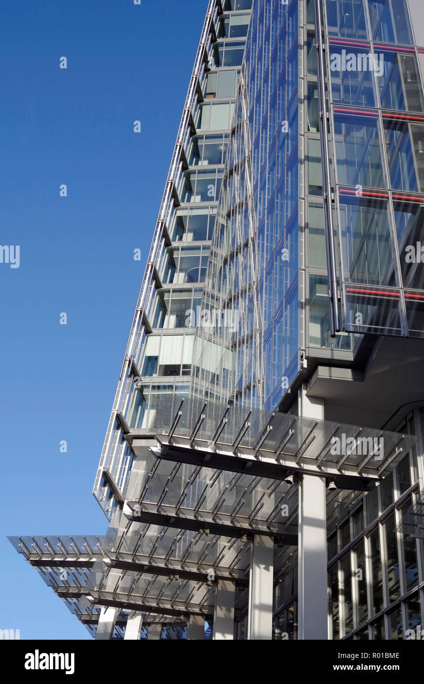 Dettaglio della Shard, Gran Bretagna il più alto edificio, con tettoia di vetro sopra la porta d'ingresso la schermatura dei passanti da infiltrazioni di acqua piovana che corre lungo la facciata Foto Stock Dettaglio della Shard, Gran Bretagna il più alto edificio, con tettoia di vetro sopra la porta d'ingresso la schermatura dei passanti da infiltrazioni di acqua piovana che corre lungo la facciata Foto Stock