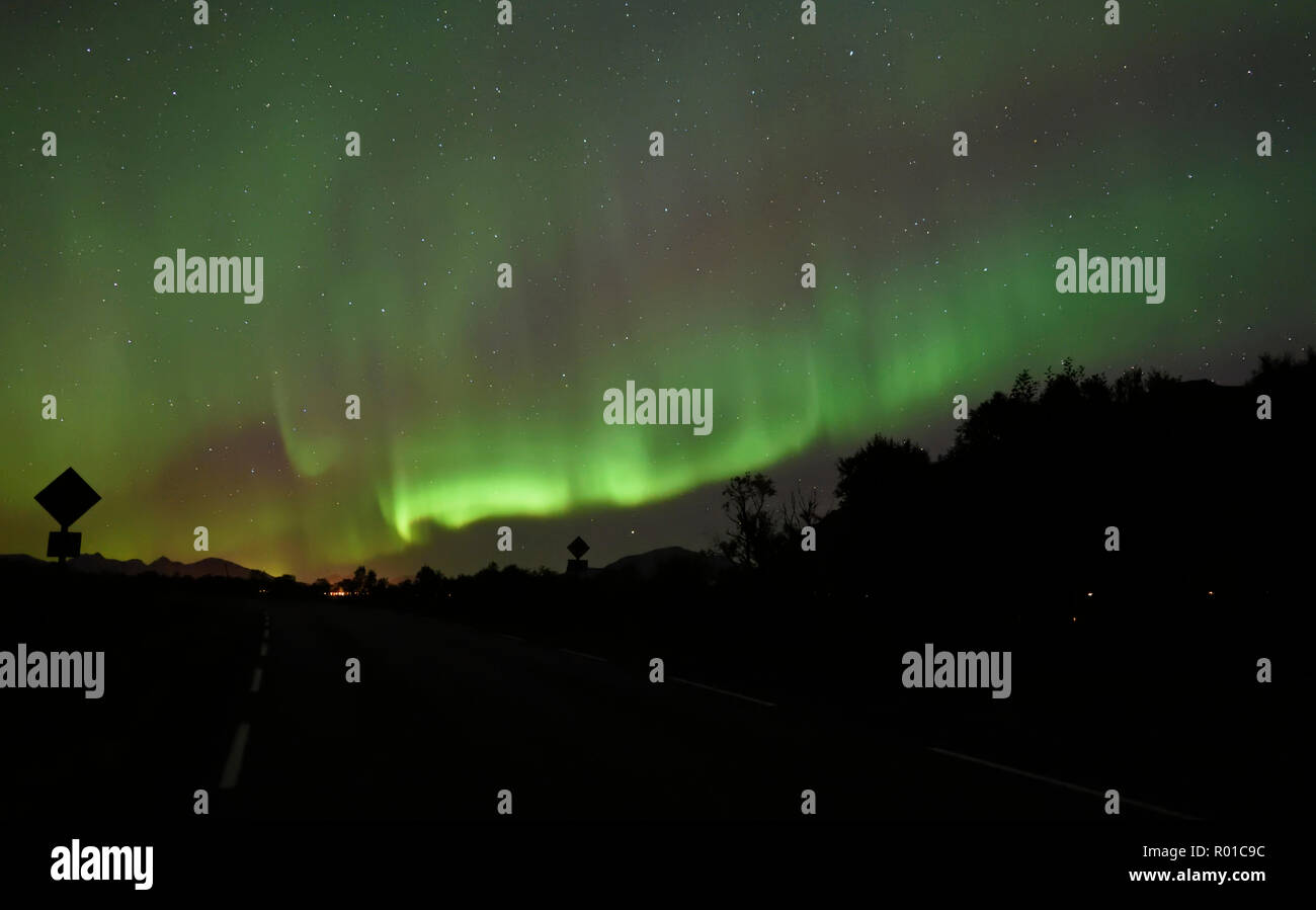 Auroral display su Hinnøya nelle isole Vesteralen, Norvegia Foto Stock