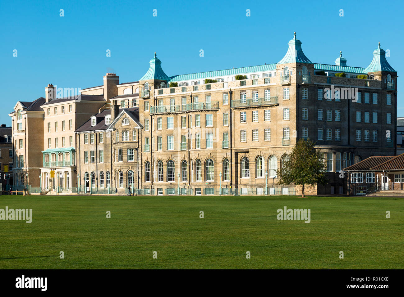 Il recentemente ristrutturato University Arms Hotel visto dalla Parker's pezzo, Cambridge, Inghilterra, Regno Unito Foto Stock