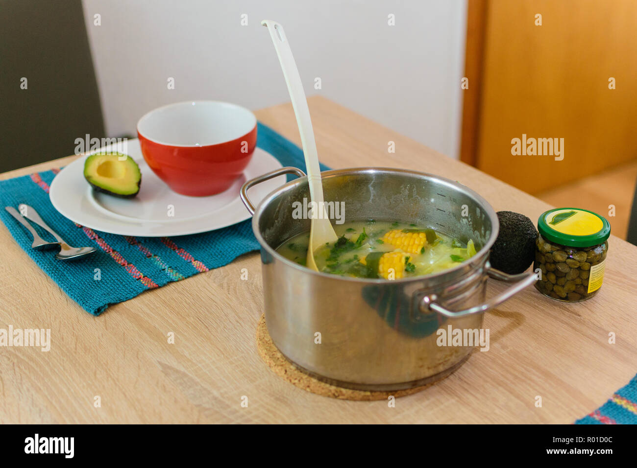 Zuppa colombiana con il mais avocado in una pentola pronta per essere servita Foto Stock