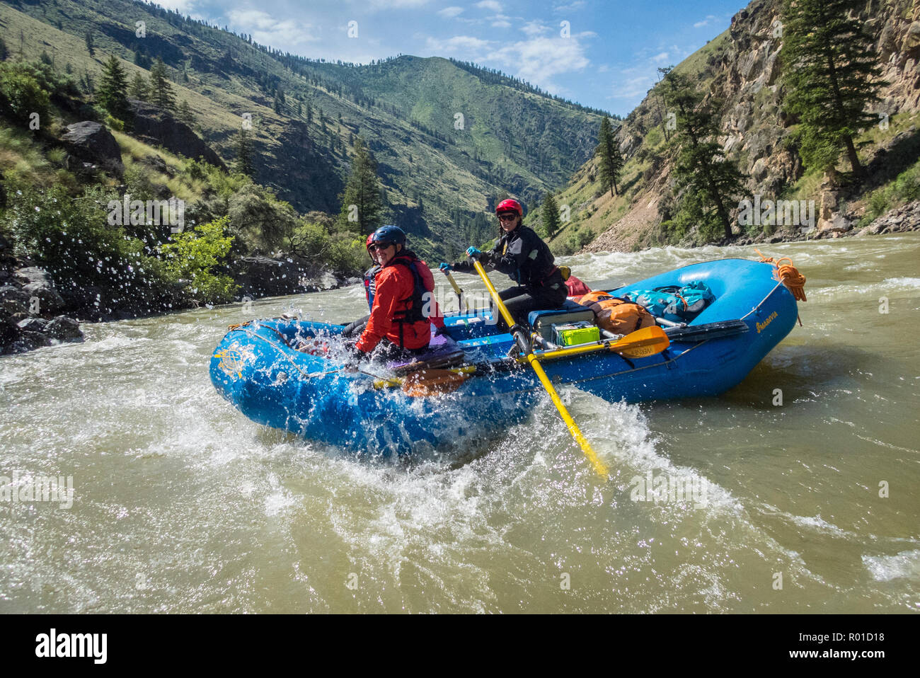 Lontano e lontano Adventures guida Sanne Hilbrich inizia una corsa attraverso rapide di acque bianche sul Medio Fork Salmon River in Idaho. Foto Stock