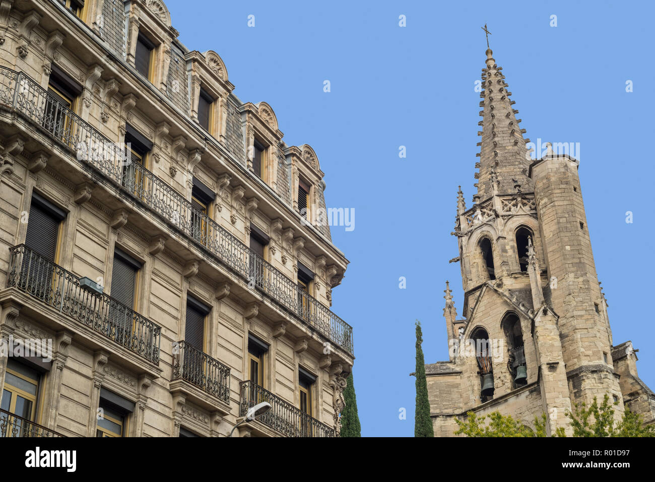Il campanile del XIV secolo gotico Basilique Saint-Pierre d'Avignon / Basilica di San Pietro, Avignon Vaucluse, Provence-Alpes-Côte d'Azur, in Francia Foto Stock