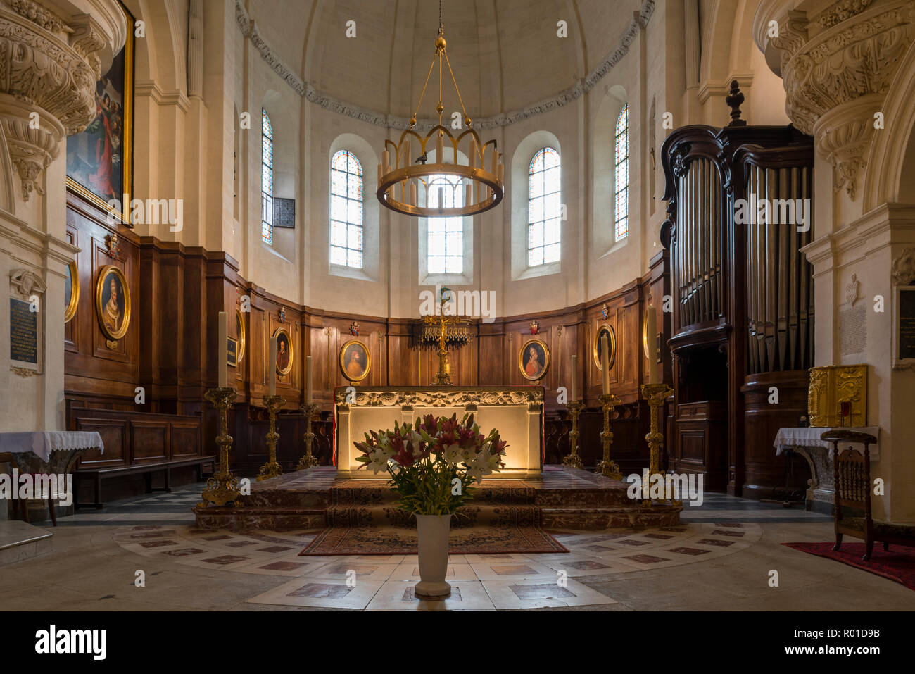 Altare e organo da chiesa di La Cathédrale Notre Dame des Doms di Avignone / Cattedrale di Avignone, Vaucluse, Provence-Alpes-Côte d'Azur, in Francia Foto Stock