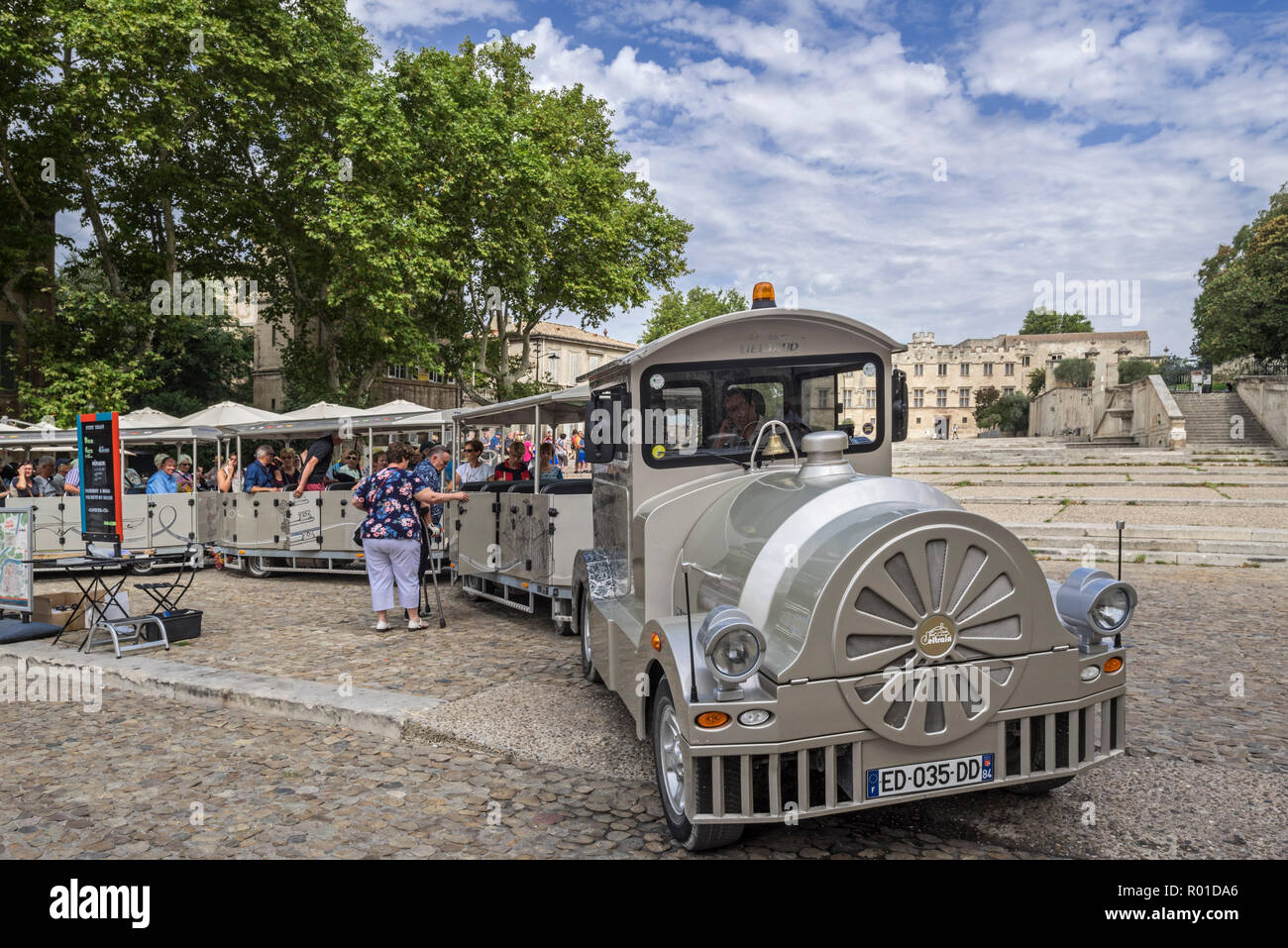 I turisti imbarco trenino turistico per la visita guidata / viaggio turistico in città Avignon Vaucluse, Provence-Alpes-Côte d'Azur, in Francia Foto Stock