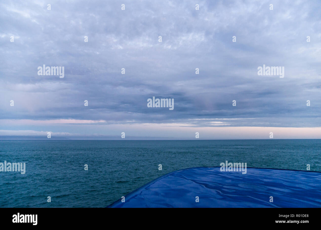 Vista da un traghetto entrando in acque di lo stretto di Cook della Nuova Zelanda su una tranquilla serata autunnale. Foto Stock