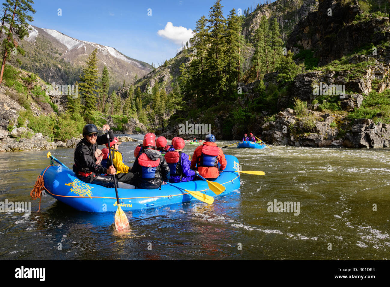 Lontano e lontano la guida avventure Ross Cooper racconta la sua gioia di rafting sul fiume Salmon Middle Fork nell'Idaho. Foto Stock