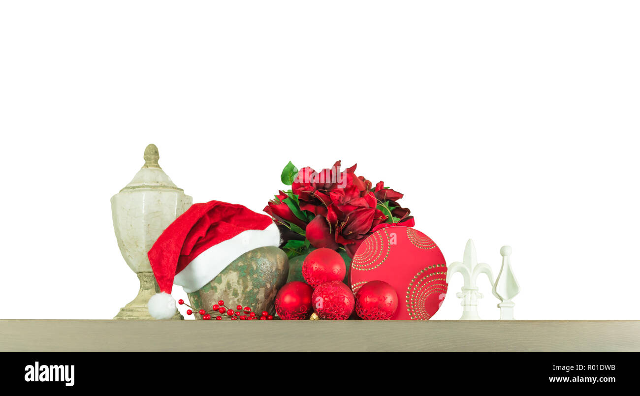 Decorazione di Natale isolato su sfondo bianco. Ancora in vita con red baubles confezione regalo, fiori, santa hat e altri ornamenti. Merry Christmas card Foto Stock