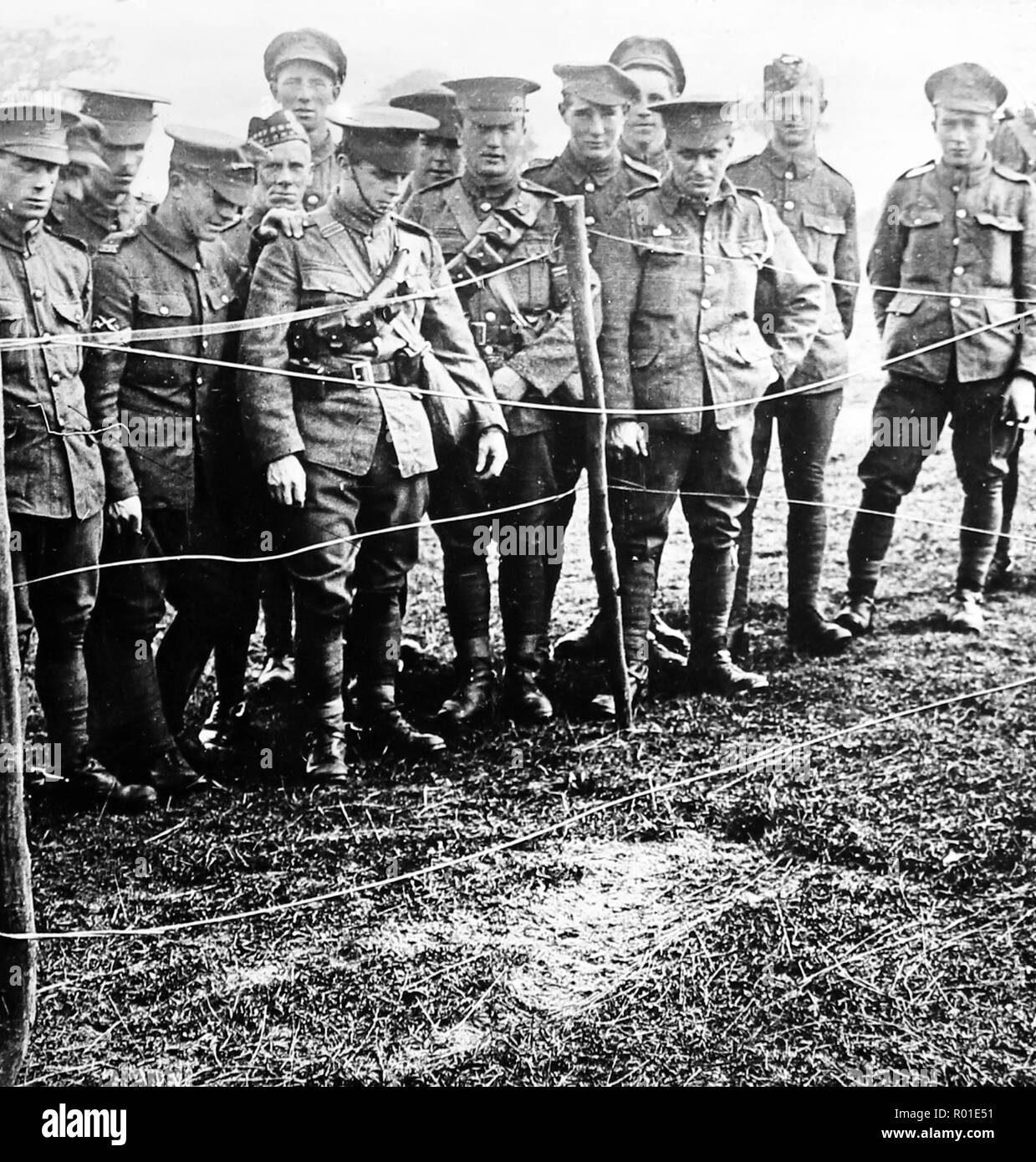 Impressione nel terreno di un comandante in caduta da uno Zeppelin abbattuto a Billericay durante la Prima Guerra Mondiale Foto Stock