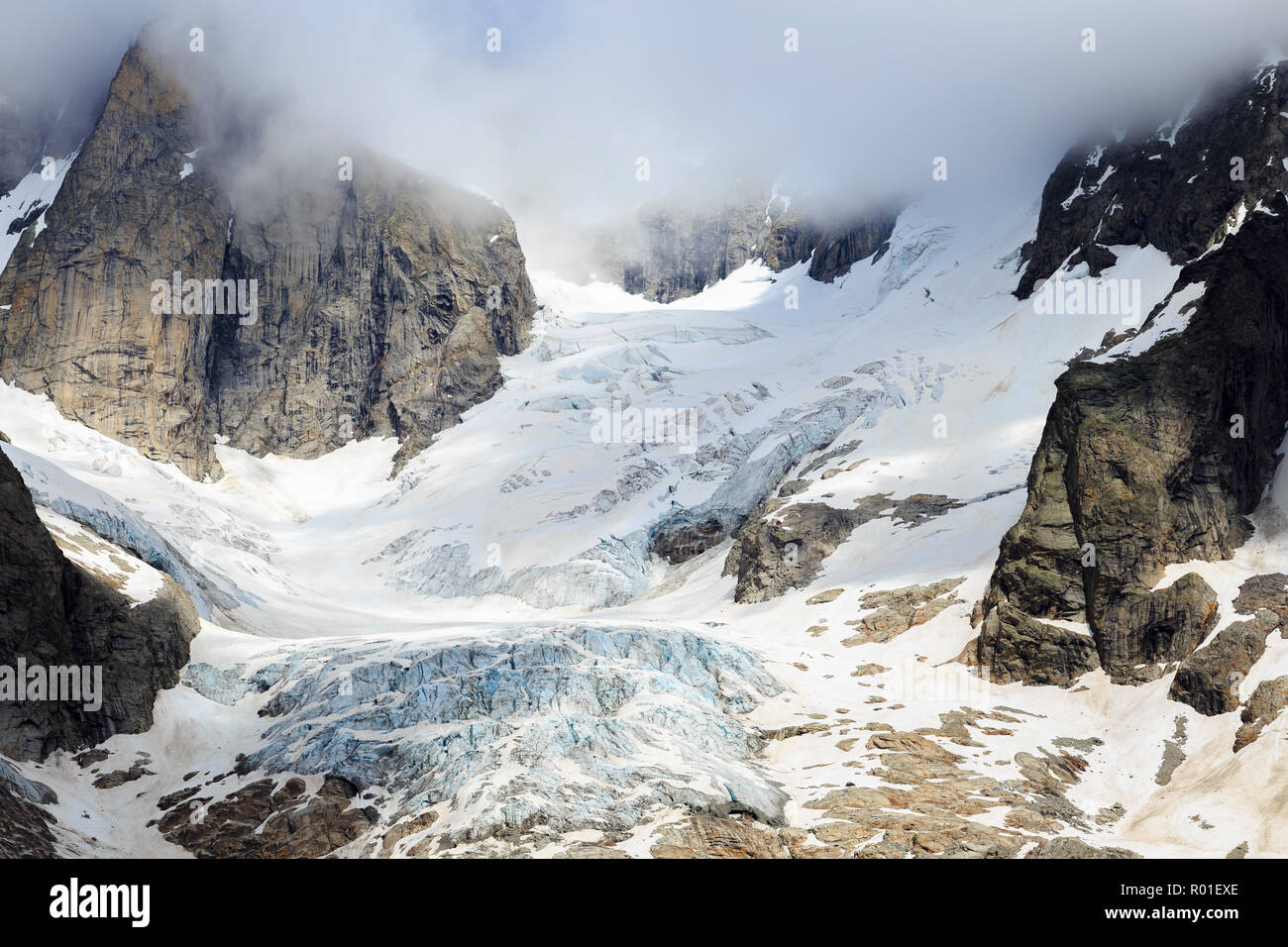Vista del ghiacciaio Frèboudze dal Rifugio Bonatti. Rifugio Bonatti, Val Ferret, Courmayeur, in Valle d'Aosta, Italia, Europa Foto Stock