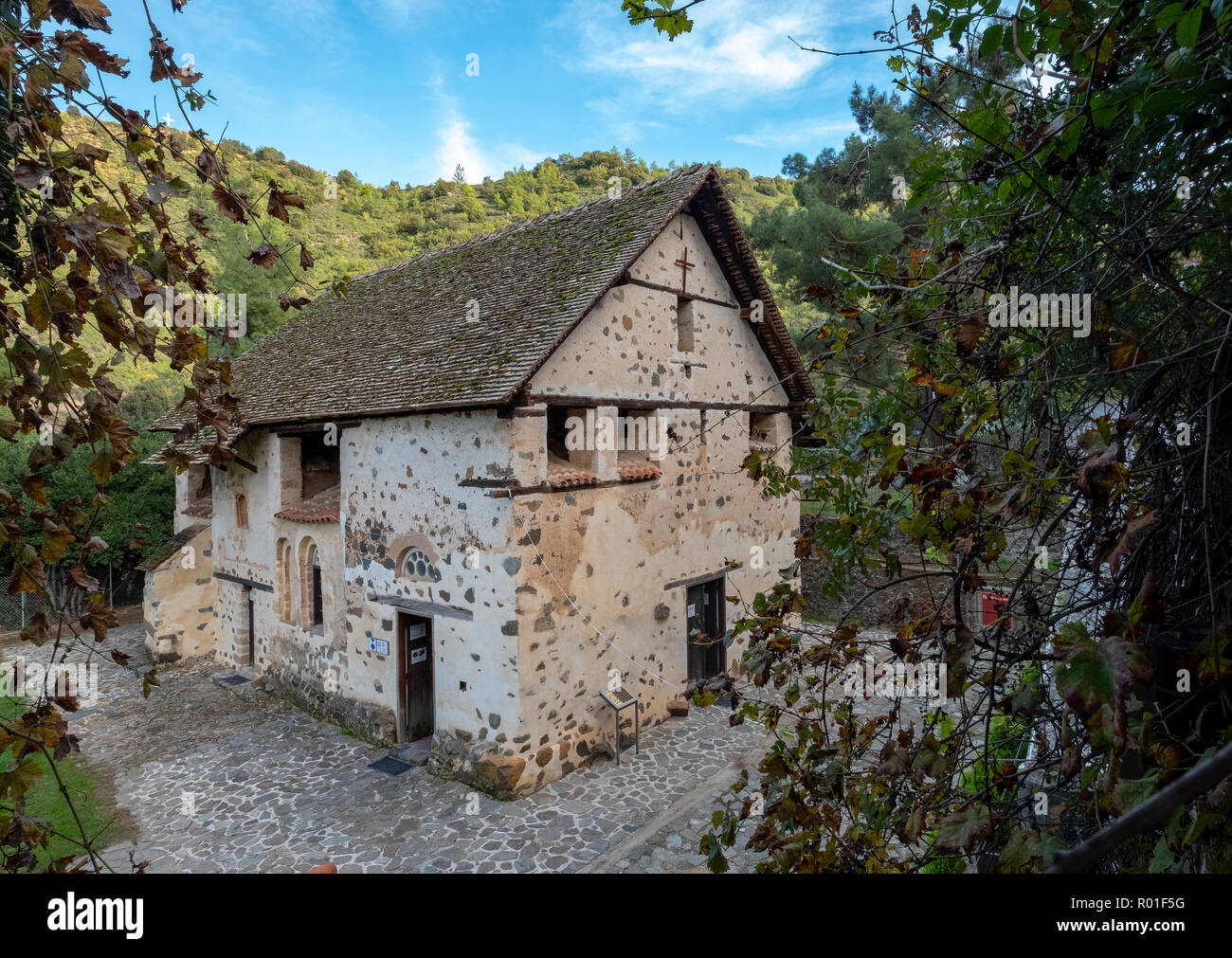 Il 11esimo secolo la chiesa di Agios Nikolaos Tis Stegis, un sito Patrimonio Mondiale dell'UNESCO in Kakopetria, Cipro. Foto Stock