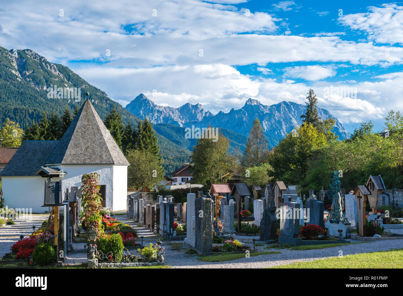 Cimitero della piccola città bavarese di Wallgau, alta Baviera, Baviera, Germania, Europa Foto Stock