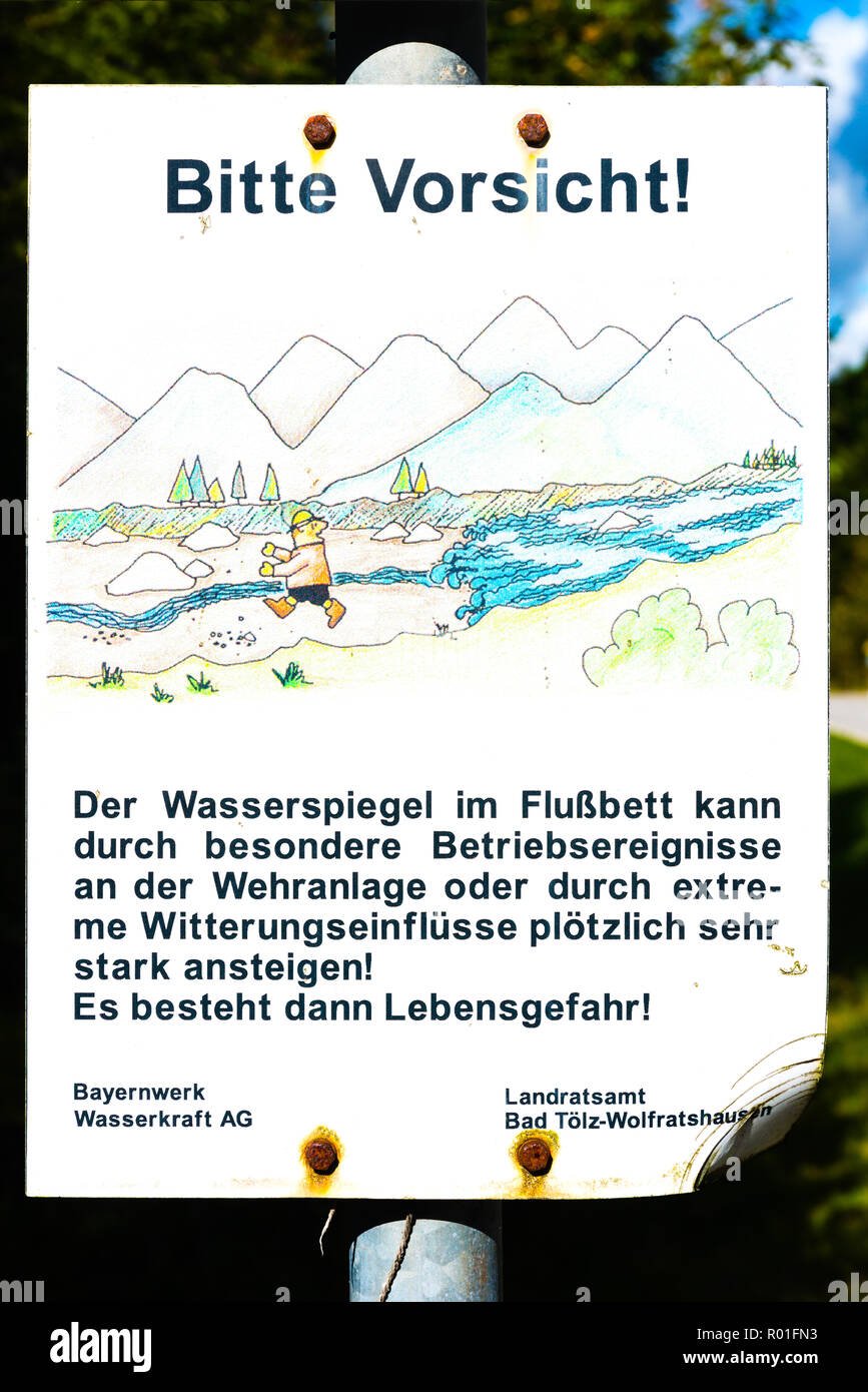Segnale di avvertimento per indicare le persone a non escursione Alpina nel letto del fiume Wallgau, Baviera, Germania, Europa Foto Stock