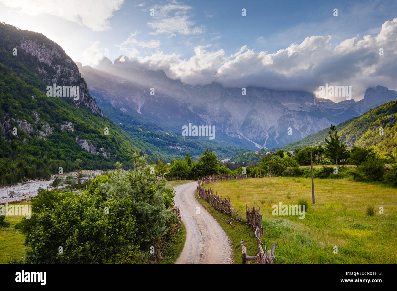 Theth, Radohima massiccio, Theth National Park, Alpi Albanesi, Prokletije, Qark Shkodra, Albania Foto Stock