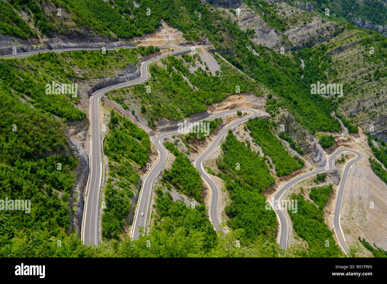 Serpentine della strada di montagna al Cem gorge, Kelmend regione, Alpi Albanesi, Prokletije, Qark Shkodra, Albania Foto Stock