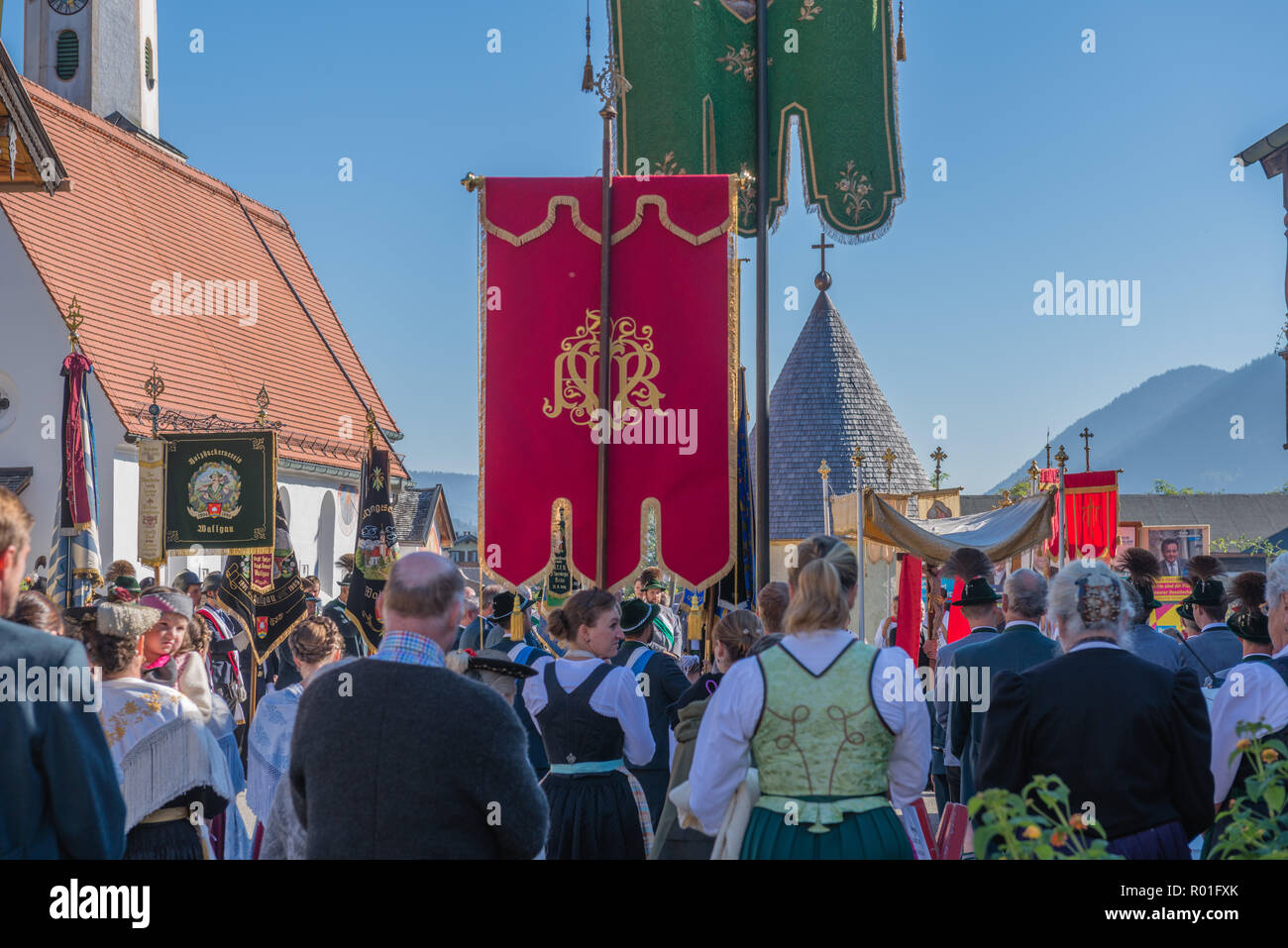 I gruppi locali in costume, celebrazioni di ringraziamento, Wallgau, Baviera, Germania, Europa Foto Stock