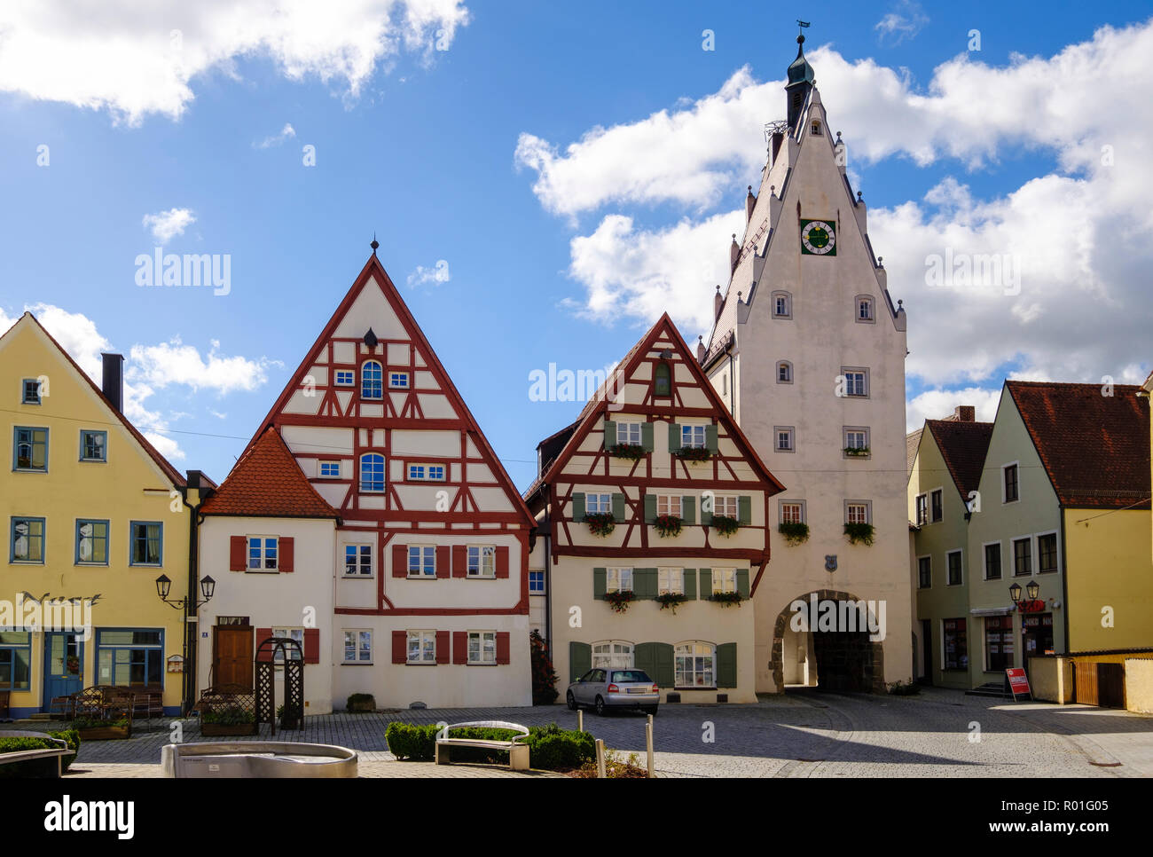 La piazza del mercato e il gate superiore, a Monheim, Donau-Ries County, Svevia, Baviera, Germania Foto Stock