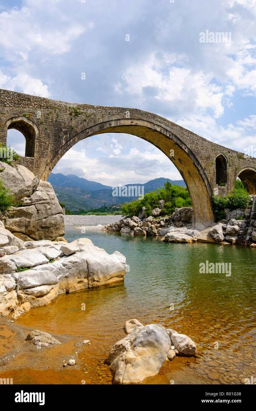 Ottoman ponte di Arco, Ura e Mesit, Ponte di MES, Fiume Kir, vicino a Shkodra, Shkodër, Qark Shkodra, Albania Foto Stock