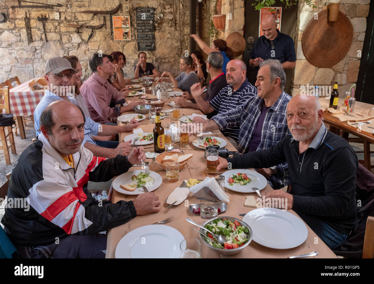 Un gruppo di persone di gustare un tradizionale meze in Lofou taverna, Lofou village, Cipro. Foto Stock