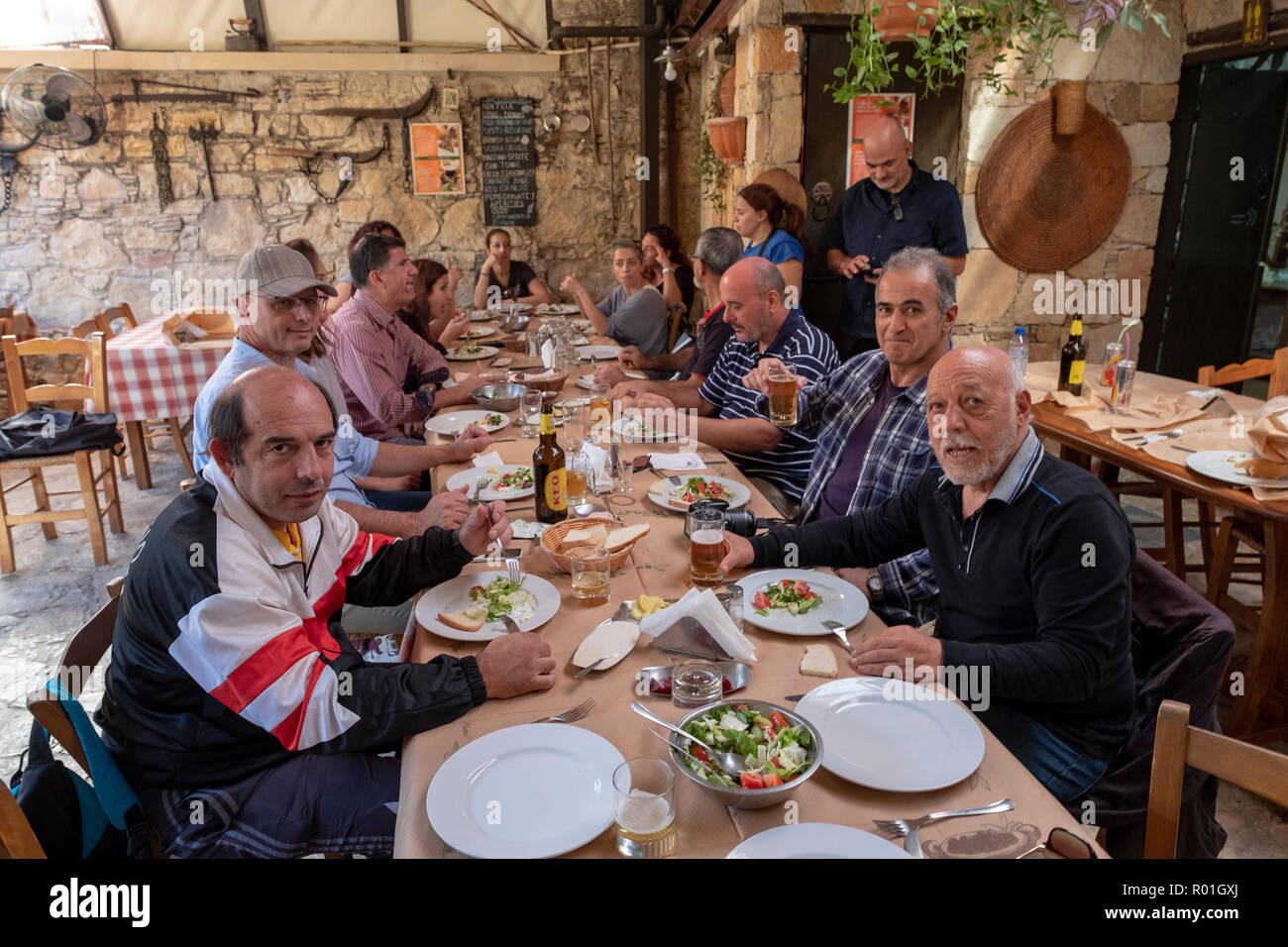 Un gruppo di persone di gustare un tradizionale meze in Lofou taverna, Lofou village, Cipro. Foto Stock