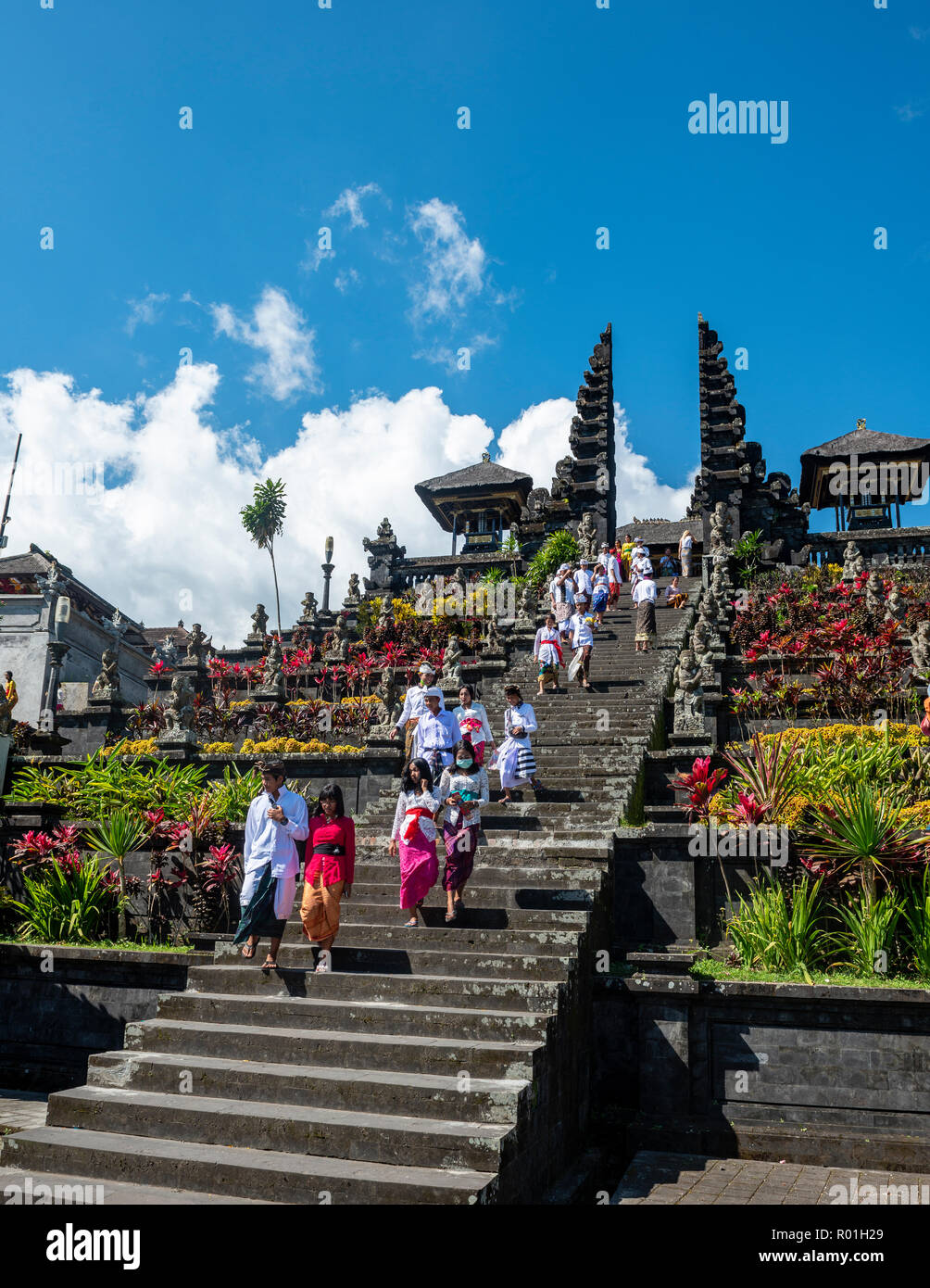 I credenti Balinese in abbigliamento tradizionale andare giù per le scale, split gate, Candi bentar, Tempio madre Besakih Bali induismo Foto Stock
