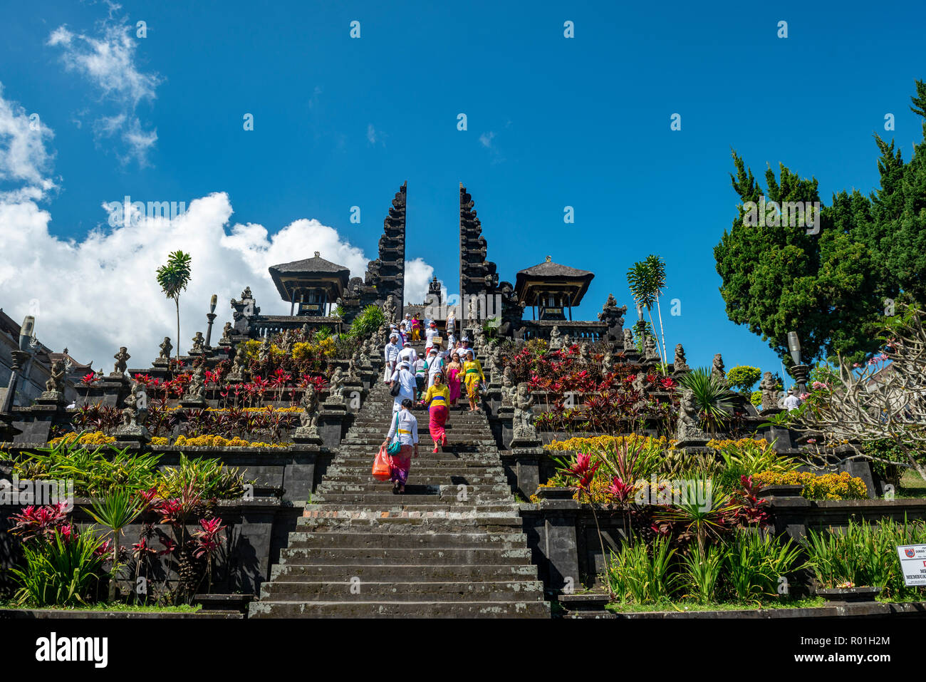 Balinese devota scendere scale, split gate, Candi bentar, Tempio madre Besakih, Pura Agung Besakih Penetaran, Banjar Besakih Foto Stock
