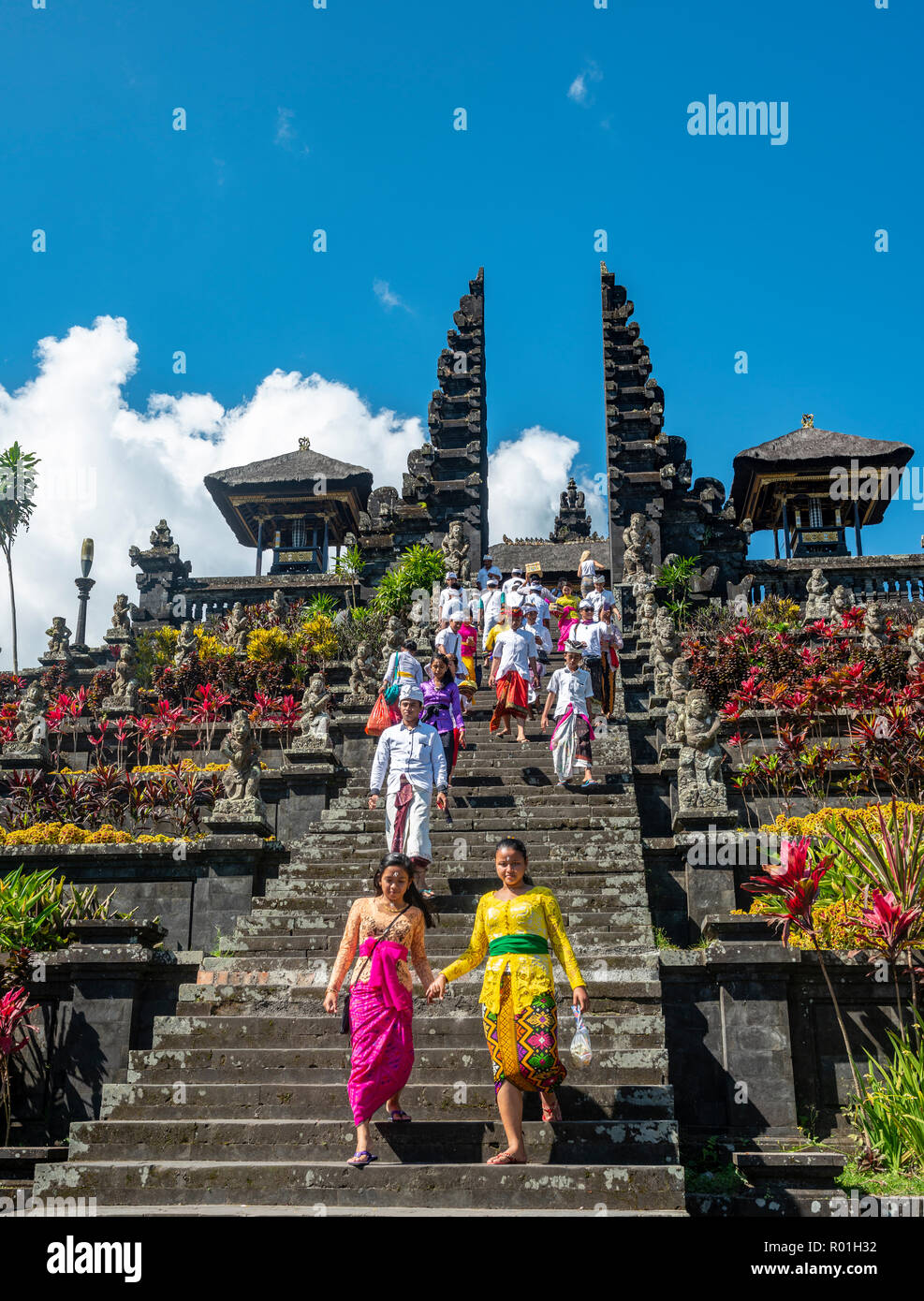 I credenti Balinese in abbigliamento tradizionale andare giù per le scale, split gate, Candi bentar, Tempio madre Besakih Bali induismo Foto Stock