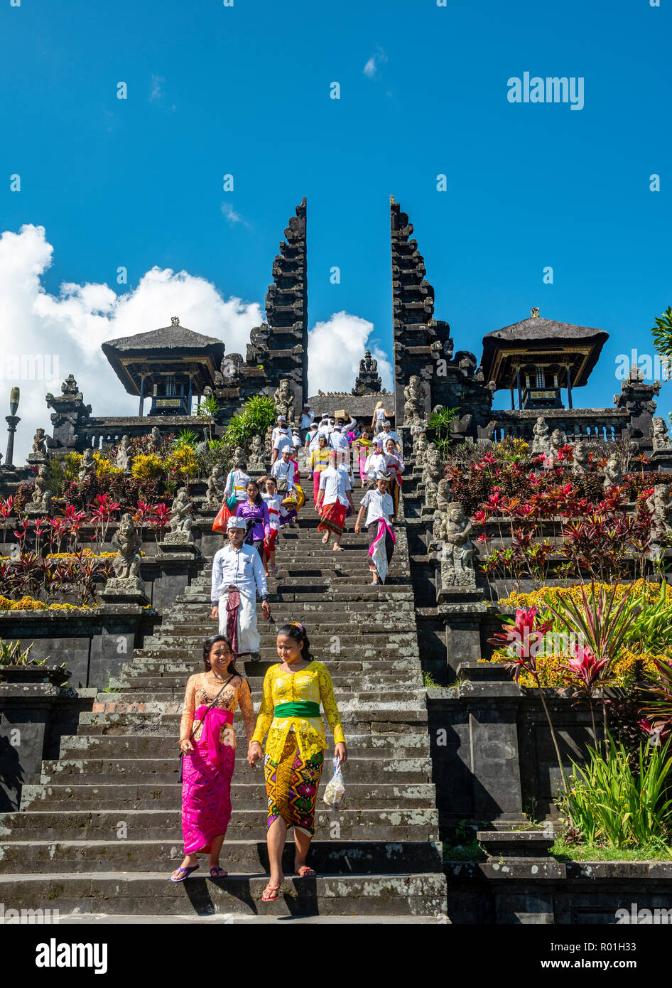 I credenti Balinese in abbigliamento tradizionale andare giù per le scale, split gate, Candi bentar, Tempio madre Besakih Bali induismo Foto Stock