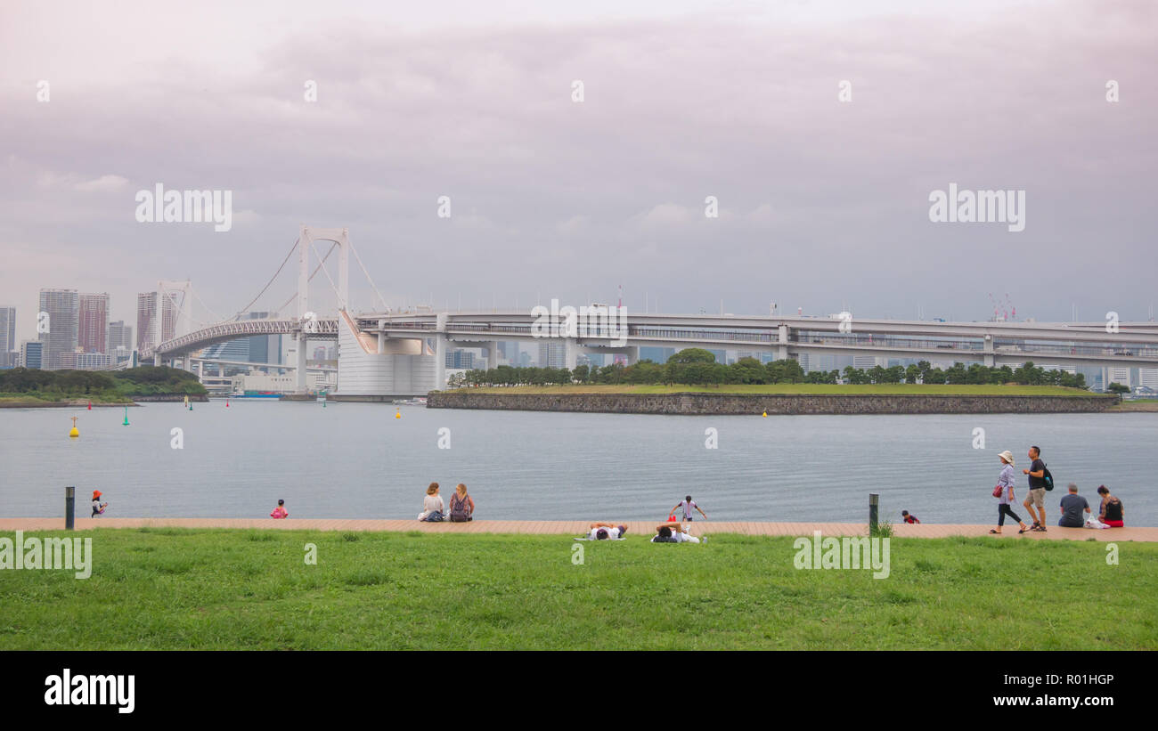 Tokyo, Giappone. Settembre 12, 2018. Famiglia giapponese e le coppie di godere la vista del Ponte di Arcobaleno in Daiba, Tokyo Foto Stock