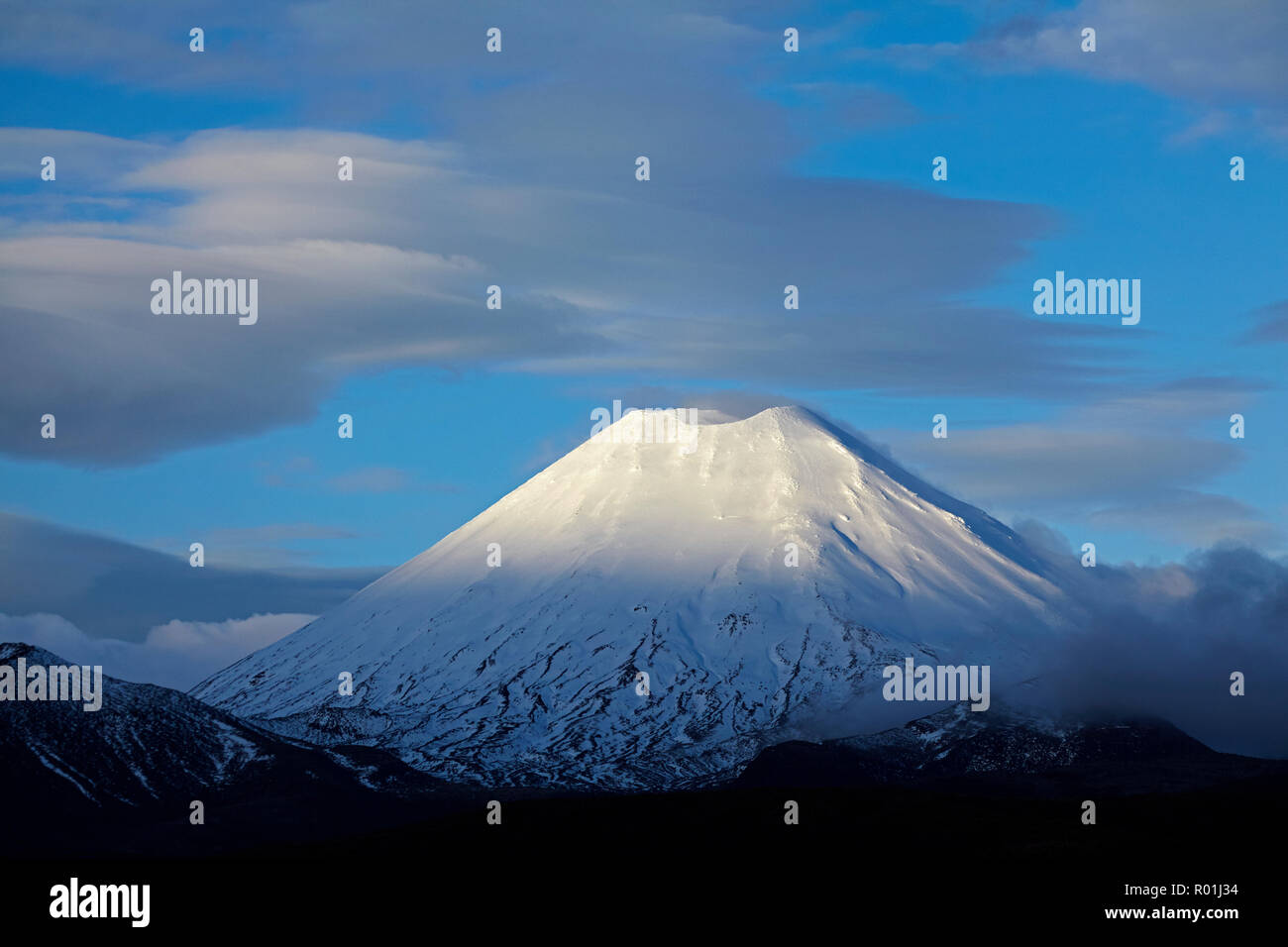 Ultima luce su Mt Ngauruhoe, parco nazionale di Tongariro, altopiano centrale, Isola del nord, Nuova Zelanda Foto Stock