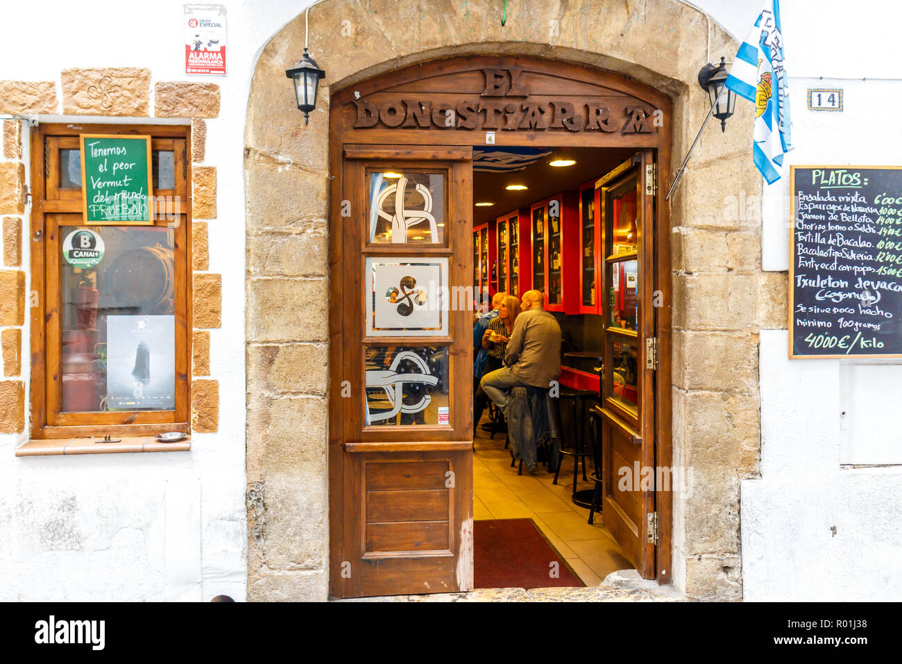 Sitges, Spagna - 1 Ottobre 2017: Tapas bar in città, Sitges è conosciuta come la capitale gay d'Europa. Foto Stock