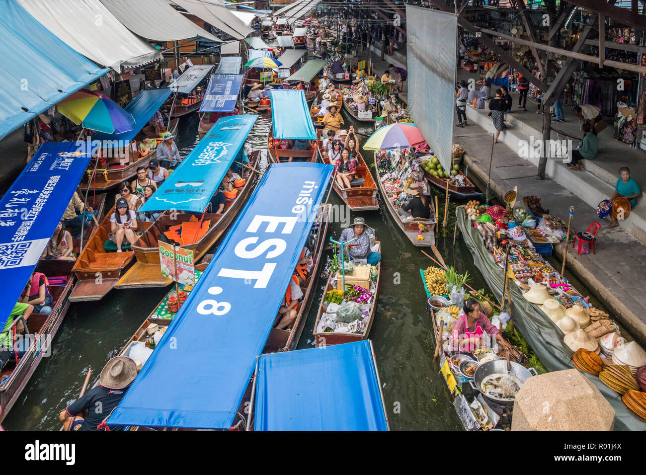 Damnoen Saduak, Tailandia - 8 Ottobre 2018: i fornitori e di viaggio imbarcazioni al mercato galleggiante. Il mercato è molto conosciuta destinazione turistica. Foto Stock