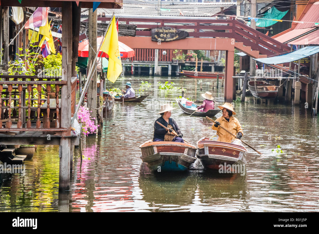 Damnoen Saduak, Tailandia - 8 Ottobre 2018: fornitori in imbarcazioni al mercato galleggiante. Il mercato è molto conosciuta destinazione turistica. Foto Stock