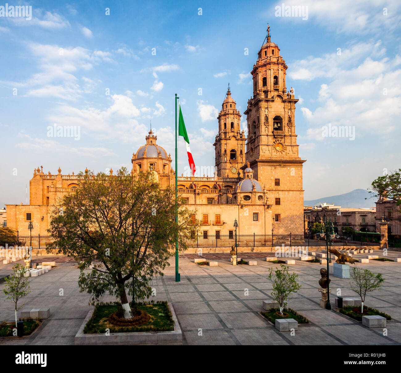 Mattina colpo di Melchor Ocamp plaza e cattedrale nel centro storico di Morelia, Michoacan, Messico. Foto Stock