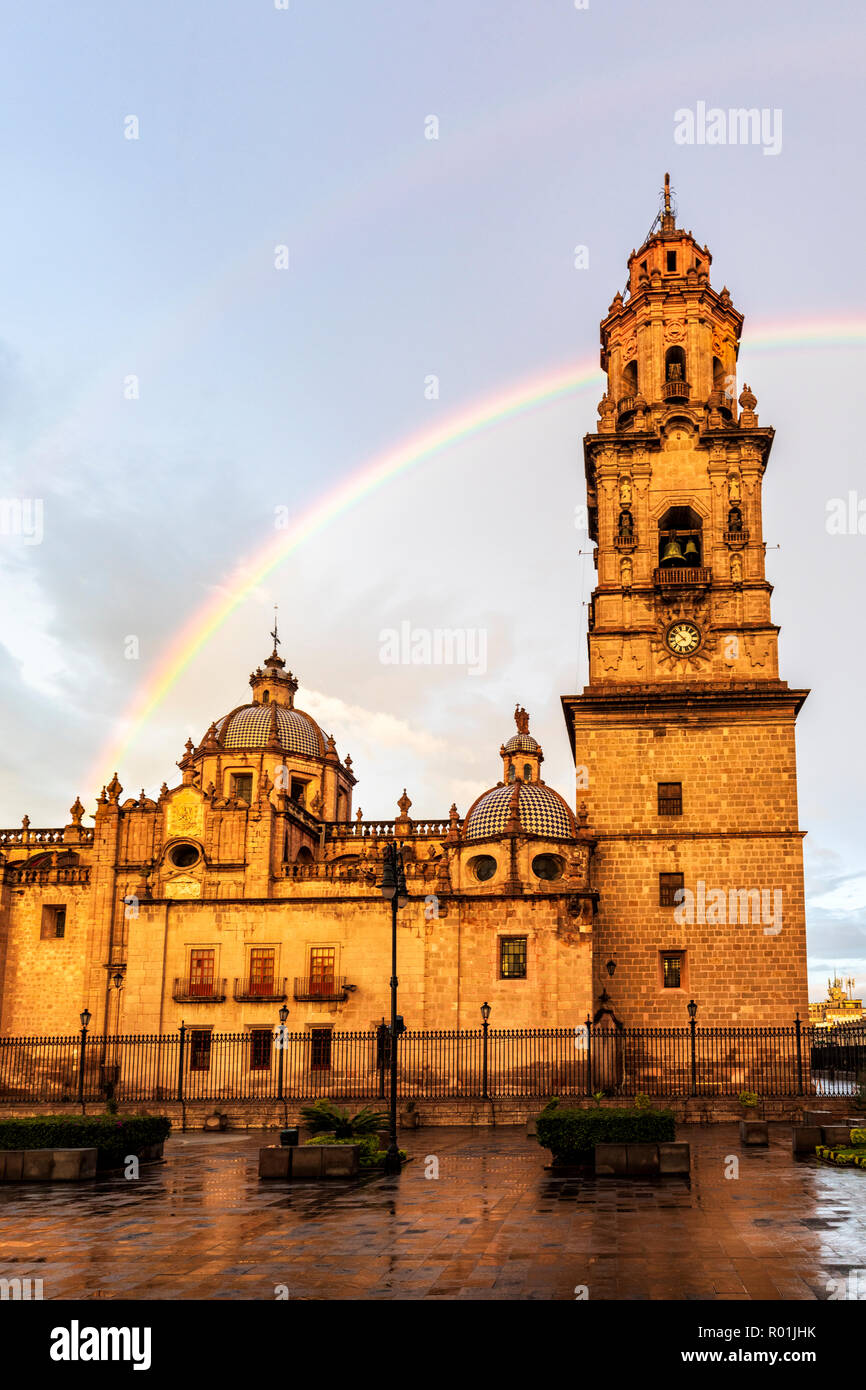 Rainbow oltre la cattedrale di Morelia, Michoacan, Messico. Foto Stock