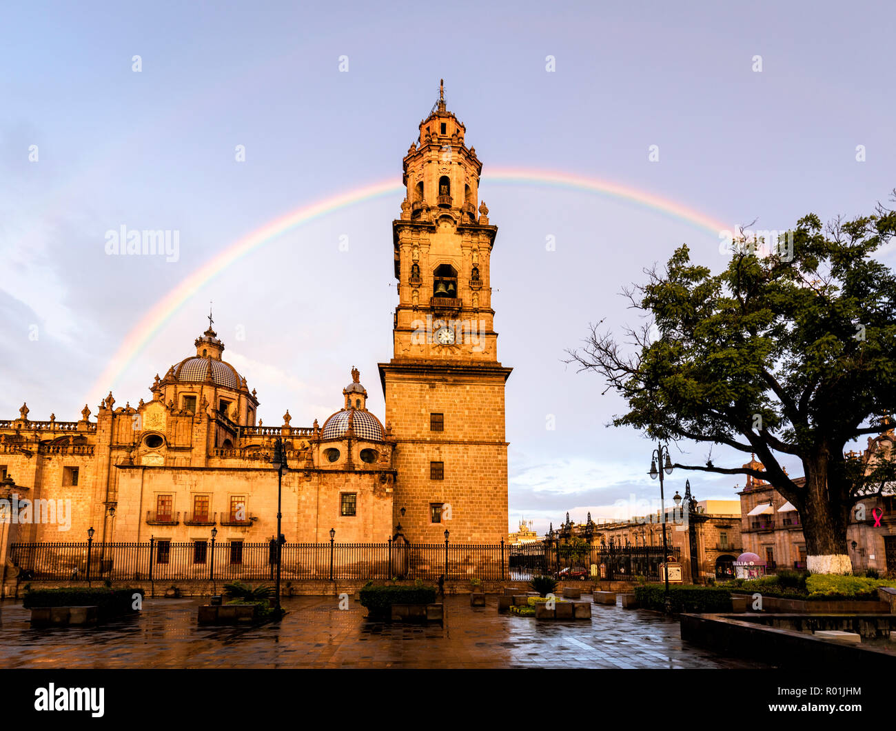 Rainbow oltre la cattedrale di sunrise, Morelia, Michoacan, Messico. Foto Stock