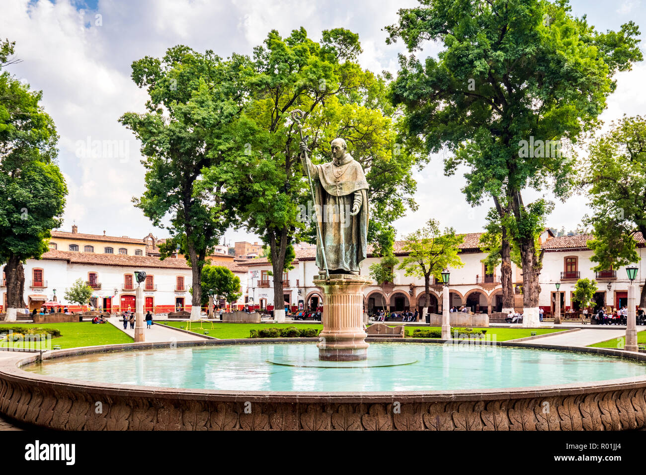 Statua di Vasco de Quiroga i comandi al centro della scena nella Plaza Grande in Patzcuaro Michoacan,, Messico. Foto Stock